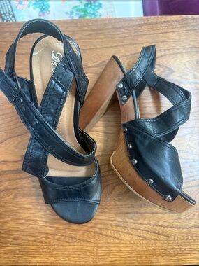 De Blossom Collection Black Platform Sandals with Wooden Heels